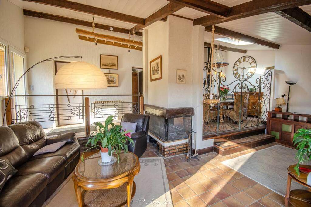 Gite Du Mont Plaisir Villa Chouvigny ภายนอก รูปภาพ